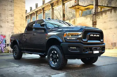 Dodge Ram 2500 Power Wagon 2023 — Pick-up musclé 4x4, kilométrage faible — Miniatura 9