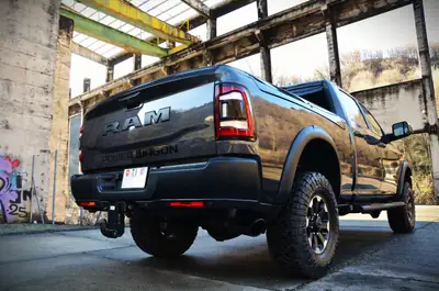 Dodge Ram 2500 Power Wagon 2023 — Pick-up musclé 4x4, kilométrage faible — Miniatura 7