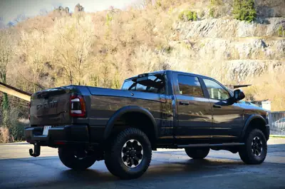 Dodge Ram 2500 Power Wagon 2023 — Pick-up musclé 4x4, kilométrage faible — Miniatura 10