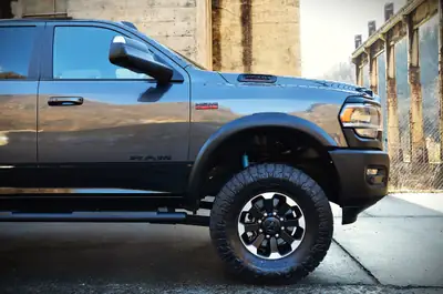 Dodge Ram 2500 Power Wagon 2023 — Pick-up musclé 4x4, kilométrage faible — Miniatura 11