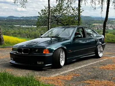 BMW 328i E36 — Berline sportive 1996, 193 ch, boîte manuelle, sièges M3 Cobra — vista esterna