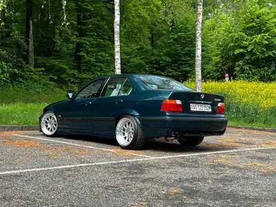 BMW 328i E36 — Berline sportive 1996, 193 ch, boîte manuelle, sièges M3 Cobra — fianco
