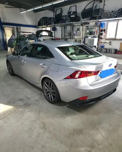 Lexus IS 300h F-Sport — Berline hybride élégante, 118'400 km, traction arrière — côté