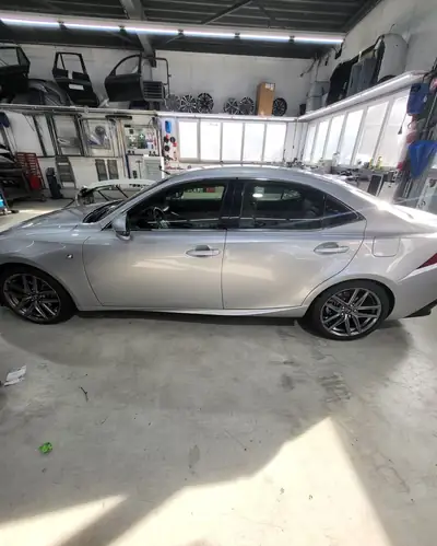 Lexus IS 300h F-Sport — Berline hybride élégante, 118'400 km, traction arrière — intérieur