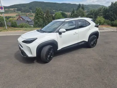 Toyota Yaris Cross 1.5 Adventure e-CVT AWDi — SUV Compact Hybride, Très Faible Kilométrage — vista esterna
