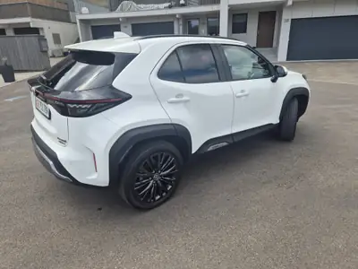 Toyota Yaris Cross 1.5 Adventure e-CVT AWDi — SUV Compact Hybride, Très Faible Kilométrage — fianco