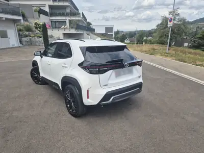 Toyota Yaris Cross 1.5 Adventure e-CVT AWDi — SUV Compact Hybride, Très Faible Kilométrage — interni