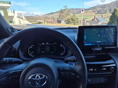 Toyota Yaris Cross 1.5 Adventure e-CVT AWDi — SUV Compact Hybride, Très Faible Kilométrage — Miniatura 7