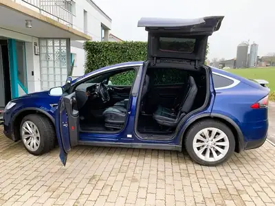 Tesla Model X Maximale-Reichweite 2019 — SUV électrique 7 places, 562 ch, Supercharging gratuit — side view