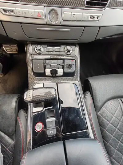 Audi S8 4.0 TFSI V8 plus quattro — Berline de prestige 605 ch, très faible kilométrage — interni