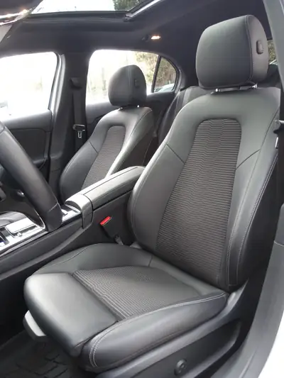 Mercedes-Benz A 250e Progressive — Berline hybride rechargeable, 79 200 km seulement — Thumbnail 9