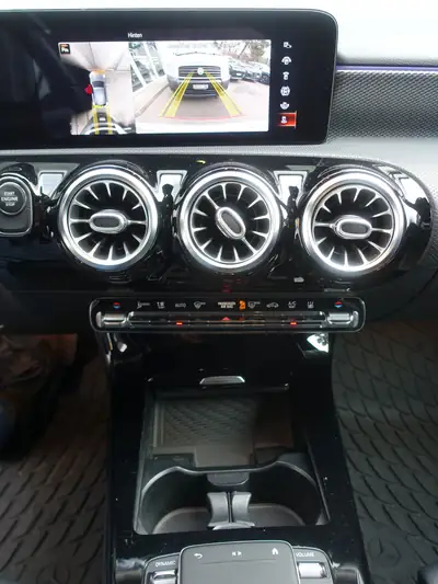 Mercedes-Benz A 250e Progressive — Berline hybride rechargeable, 79 200 km seulement — Thumbnail 13