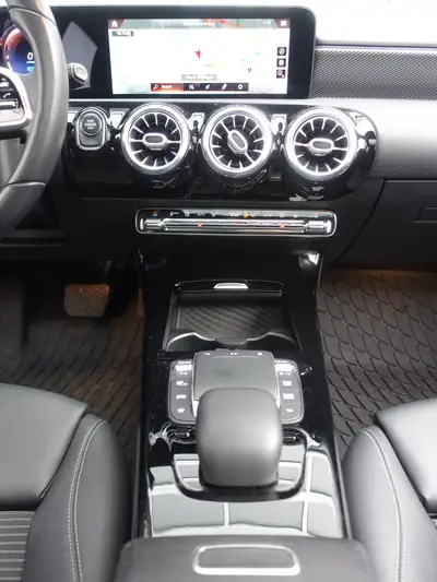 Mercedes-Benz A 250e Progressive — Berline hybride rechargeable, 79 200 km seulement — Thumbnail 14