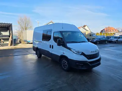 IVECO Daily 35S14 — Utilitaire robuste 5 places, boîte manuelle, surcharge et suspension renforcée — vue extérieure