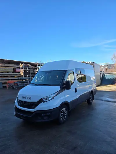 IVECO Daily 35S14 — Utilitaire robuste 5 places, boîte manuelle, surcharge et suspension renforcée — côté