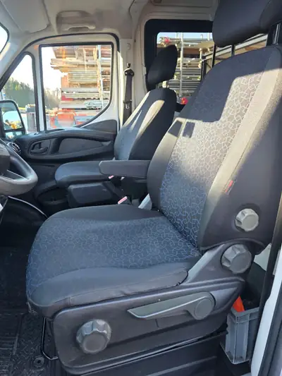 IVECO Daily 35S14 — Utilitaire robuste 5 places, boîte manuelle, surcharge et suspension renforcée — arrière