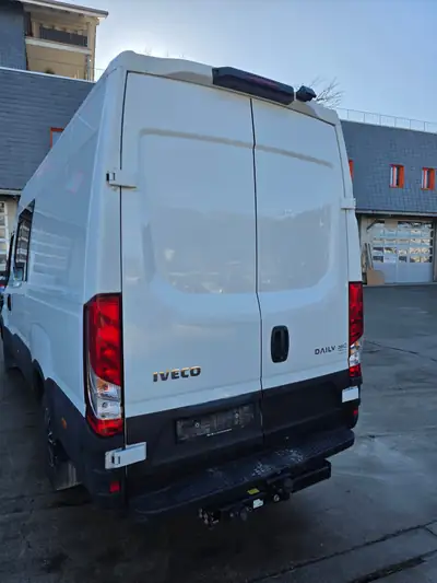 IVECO Daily 35S14 — Utilitaire robuste 5 places, boîte manuelle, surcharge et suspension renforcée — détail