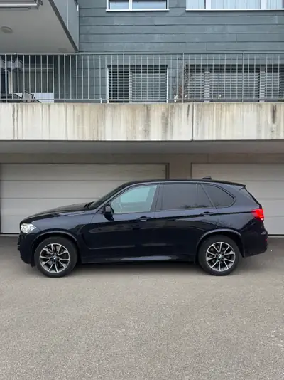 BMW X5 M50D — SUV premium diesel 381 ch, contrôle technique frais — side view