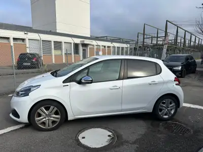 Peugeot 208 1.2 PureTech Signature — Citadine fiable, 120'000 km, garantie 2 ans — Heckansicht