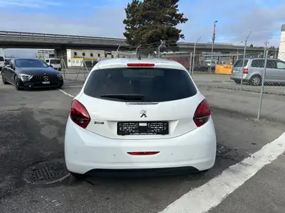 Peugeot 208 1.2 PureTech Signature — Citadine fiable, 120'000 km, garantie 2 ans — Armaturenbrett