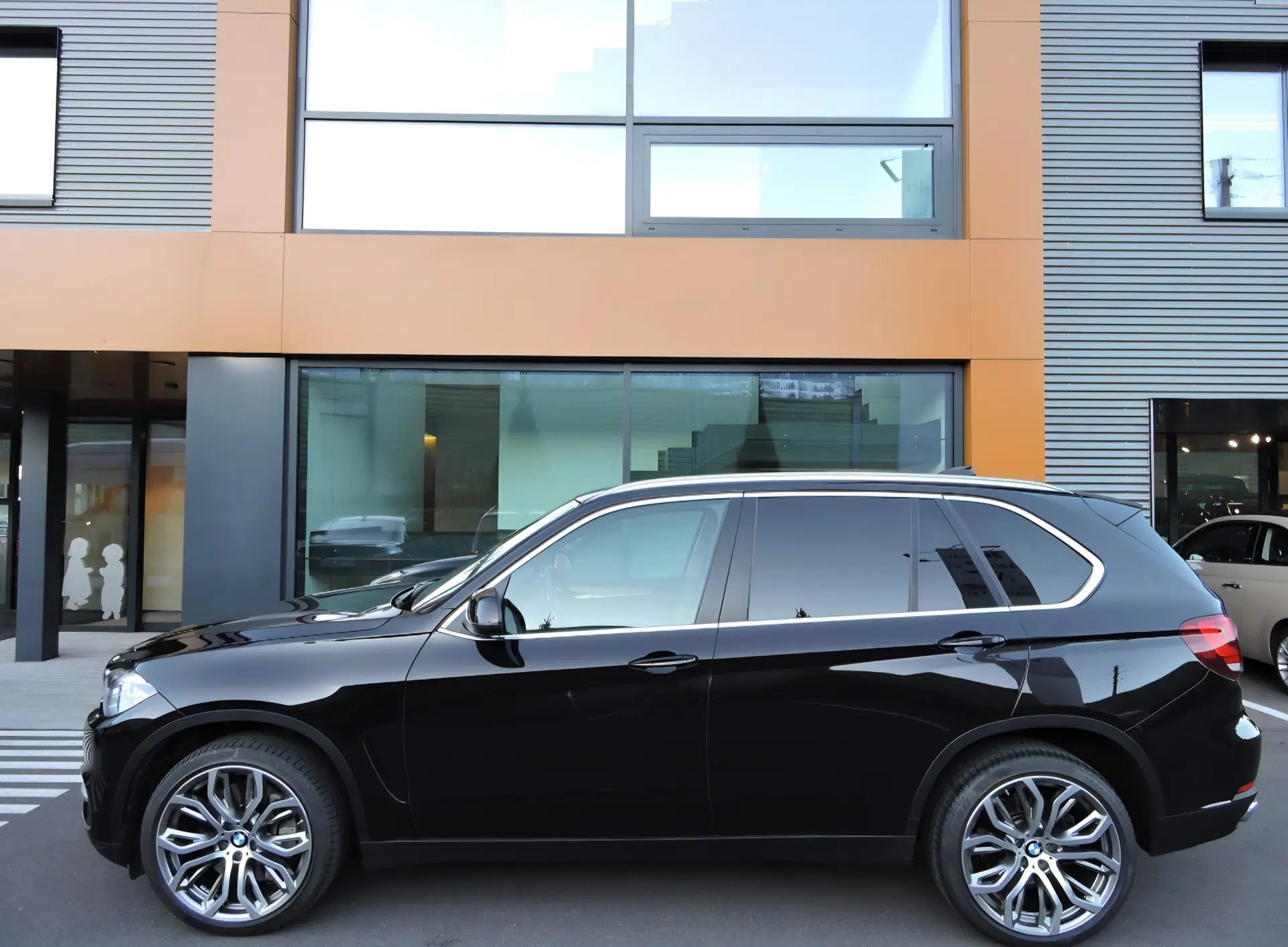 BMW X5 xDrive50i V8 — SUV premium 450 ch, équipement intégral Bang & Olufsen — Außenansicht