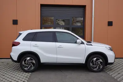 Suzuki Vitara 1.5 Hybrid Compact Top 4x4 — SUV hybride polyvalent, 50 km seulement — tableau de bord