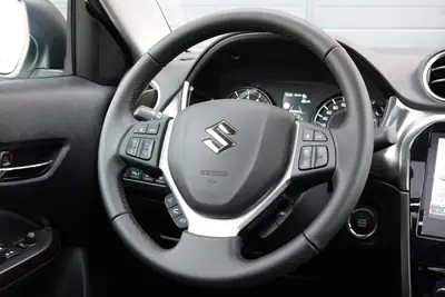 Suzuki Vitara 1.5 Hybrid Compact Top 4x4 — SUV hybride polyvalent, 50 km seulement — Miniature 11