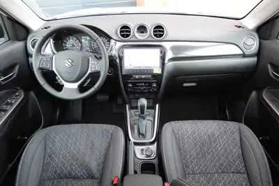 Suzuki Vitara 1.5 Hybrid Compact Top 4x4 — SUV hybride polyvalent, 50 km seulement — Miniature 10