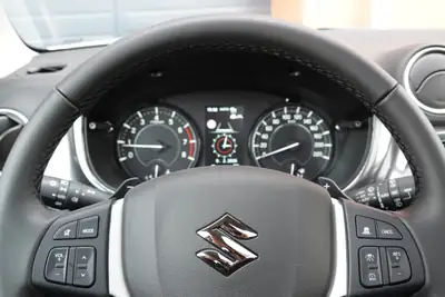 Suzuki Vitara 1.5 Hybrid Compact Top 4x4 — SUV hybride polyvalent, 50 km seulement — Miniature 16