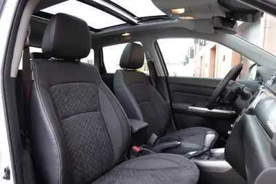 Suzuki Vitara 1.5 Hybrid Compact Top 4x4 — SUV hybride polyvalent, 50 km seulement — Miniature 26