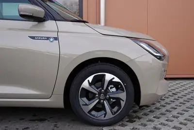 Suzuki Swift 1.2 Sakura Top Hybrid CVT — Édition Limitée, Hybride Économe et Connecté — détail