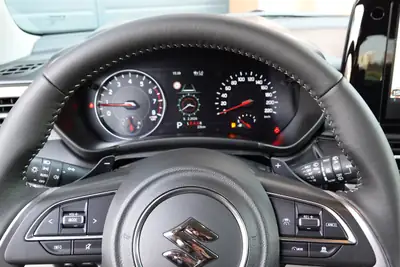 Suzuki Swift 1.2 Sakura Top Hybrid CVT — Édition Limitée, Hybride Économe et Connecté — Miniature 11