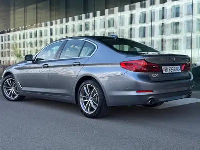 BMW 530e xDrive — Berline hybride rechargeable, entretien impeccable et garantie active — côté