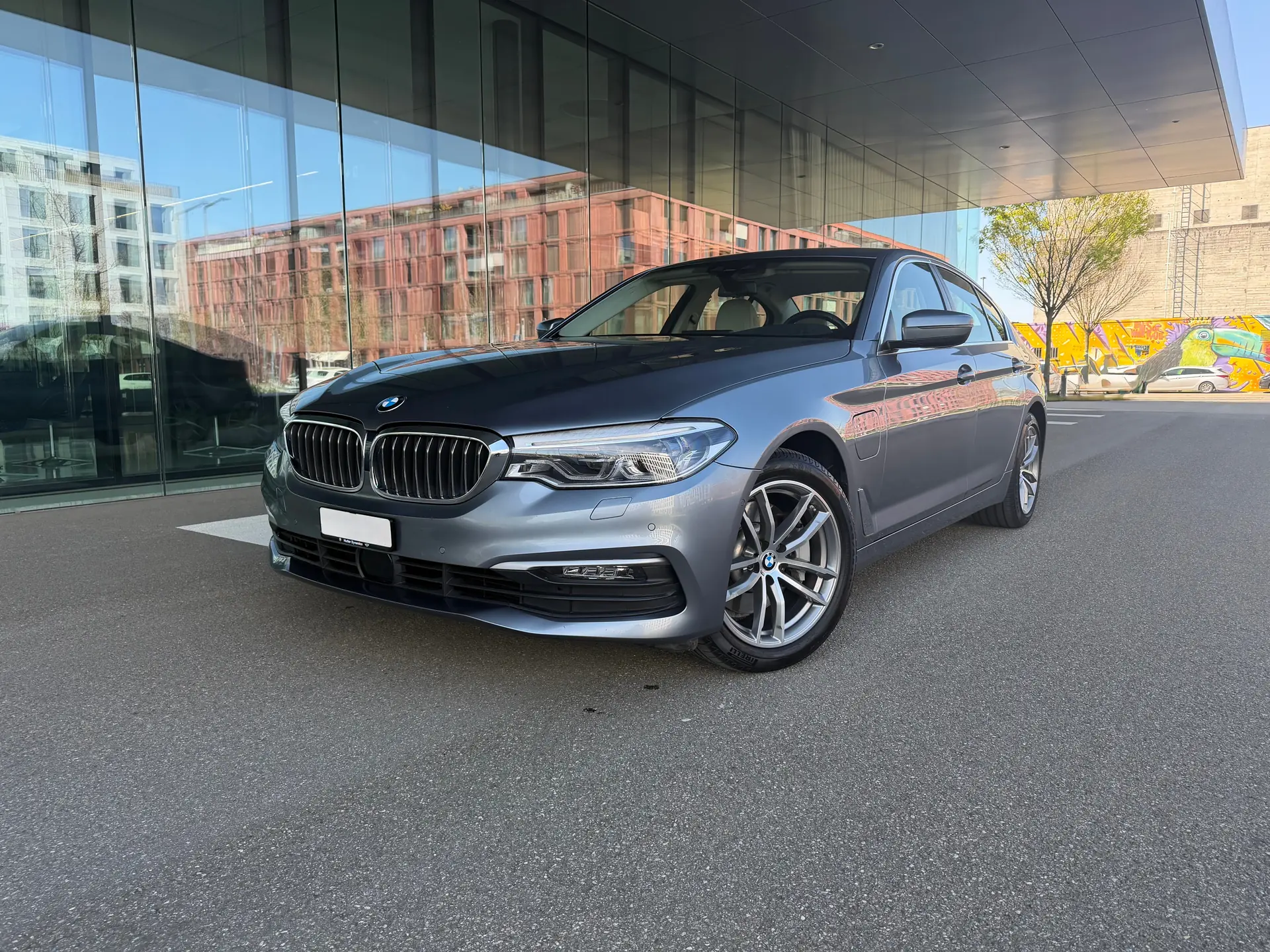 BMW 530e xDrive — Berline hybride rechargeable, entretien impeccable et garantie active — vue extérieure