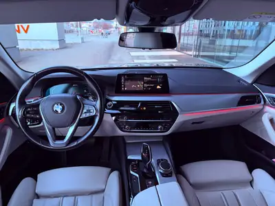 BMW 530e xDrive — Berline hybride rechargeable, entretien impeccable et garantie active — détail