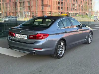 BMW 530e xDrive — Berline hybride rechargeable, entretien impeccable et garantie active — tableau de bord