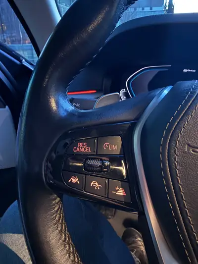 BMW 530e xDrive — Berline hybride rechargeable, entretien impeccable et garantie active — Miniature 11
