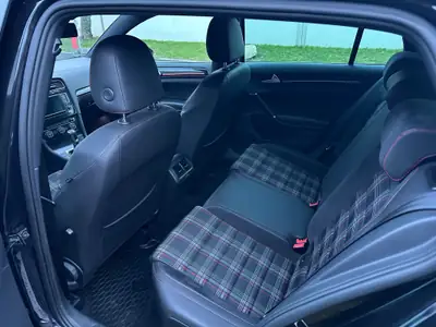 VW Golf 7 2.0 TSI GTI — Sportive performante, full black, échappement Remus — detail