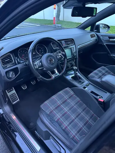 VW Golf 7 2.0 TSI GTI — Sportive performante, full black, échappement Remus — dashboard