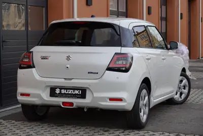 Suzuki Swift 1.2 Hybrid CVT — Citadine économe avec technologie de pointe et sièges chauffants — tableau de bord