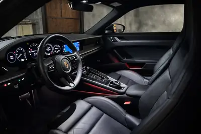 Porsche 911 Carrera PDK 2024 — Sportive emblématique, 25'000 km seulement — Heckansicht