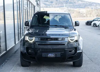 Land Rover Defender 130 300 X D HSE — SUV 8 places, motorisation MHEV diesel 301 ch — rear view
