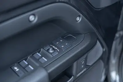 Land Rover Defender 130 300 X D HSE — SUV 8 places, motorisation MHEV diesel 301 ch — Thumbnail 12