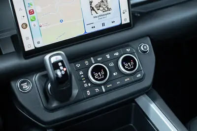 Land Rover Defender 130 300 X D HSE — SUV 8 places, motorisation MHEV diesel 301 ch — Thumbnail 14