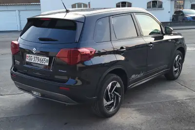 Suzuki Vitara 1.5 Hybrid Piz Sulai — SUV 4x4 hybride économe, 18 000 km seulement — rear view