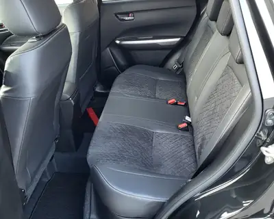 Suzuki Vitara 1.5 Hybrid Piz Sulai — SUV 4x4 hybride économe, 18 000 km seulement — Thumbnail 7