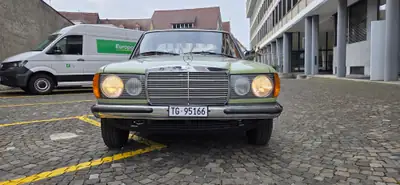 Mercedes-Benz 250 W123 1979 — Berline classique, seulement 71'500 km — vue extérieure