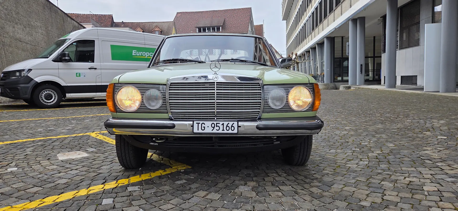 Mercedes-Benz 250 W123 1979 — Berline classique, seulement 71'500 km — vue extérieure