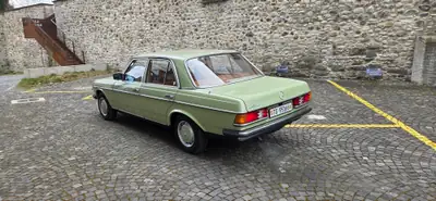 Mercedes-Benz 250 W123 1979 — Berline classique, seulement 71'500 km — intérieur