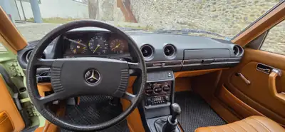 Mercedes-Benz 250 W123 1979 — Berline classique, seulement 71'500 km — détail